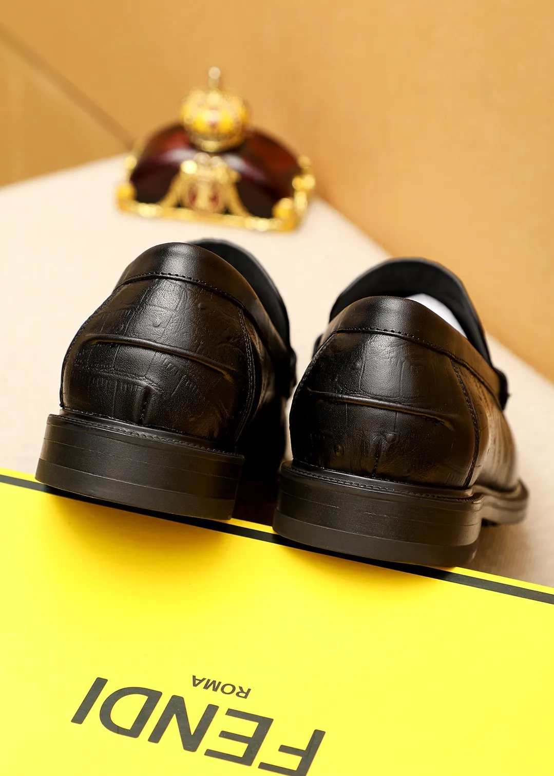 Men's shoes 💰460 💐 Product trademark: FENDI [Fendi] casual leather shoes Regular size: 38-44 (45.46🉑️customized) Product materials: Selected imported first-layer calfskin embossed upper + luxury hardware buckle, imported cow 🐂 lining. Strong three-dimensional visual effect, original outsole color: 1⃣️color optional
